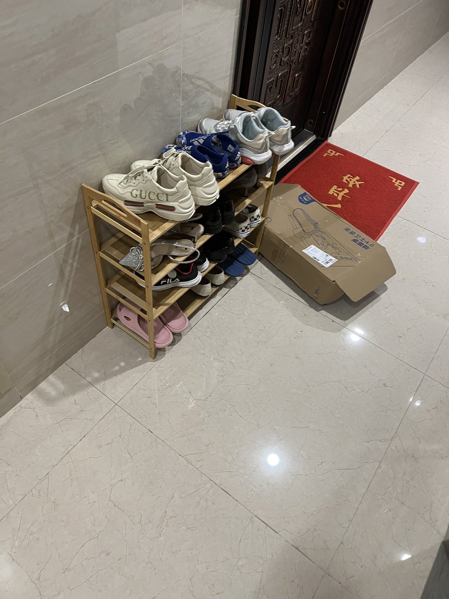 Nylon_Boy1's tweet photo. 新鲜脱下的骚高跟 https://t.co/Y6NkcGDBsI