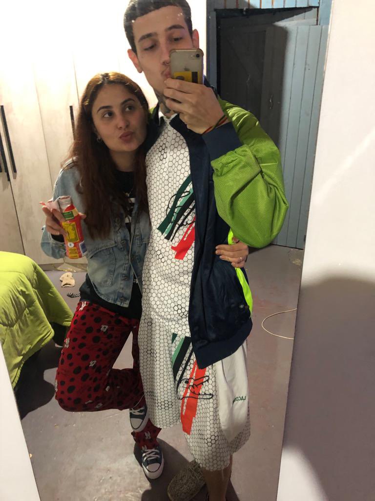 doronal_'s tweet image. Eu e a Mari 1 da manhã chapadasso saímos pra ir no posto compra uma larica e encontramo simplesmente 6 policial fazendo reunião na frente dos salgadinho aí entramo nois 2 com os olhos parecendo conjuntivite e recendendo a pura marola vestido assim: