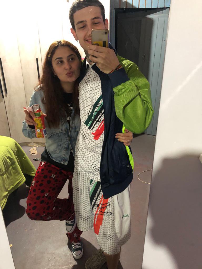 doronal_'s tweet image. Eu e a Mari 1 da manhã chapadasso saímos pra ir no posto compra uma larica e encontramo simplesmente 6 policial fazendo reunião na frente dos salgadinho aí entramo nois 2 com os olhos parecendo conjuntivite e recendendo a pura marola vestido assim: