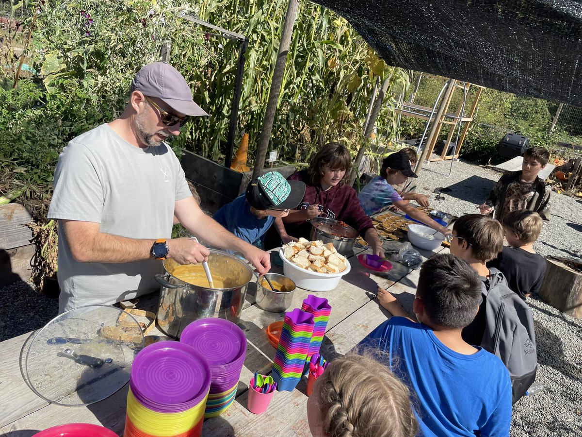 bayla_crown's tweet photo. @bay_nature serves up delicious food from our garden - #intergenerationalwork the ones with the practice and wisdom step up into roles of serving, prepping and giving to the littles. ♥️ @ErinJRitchie @TayloredInquiry @Alimleslie https://t.co/96Cjz4Vw6W