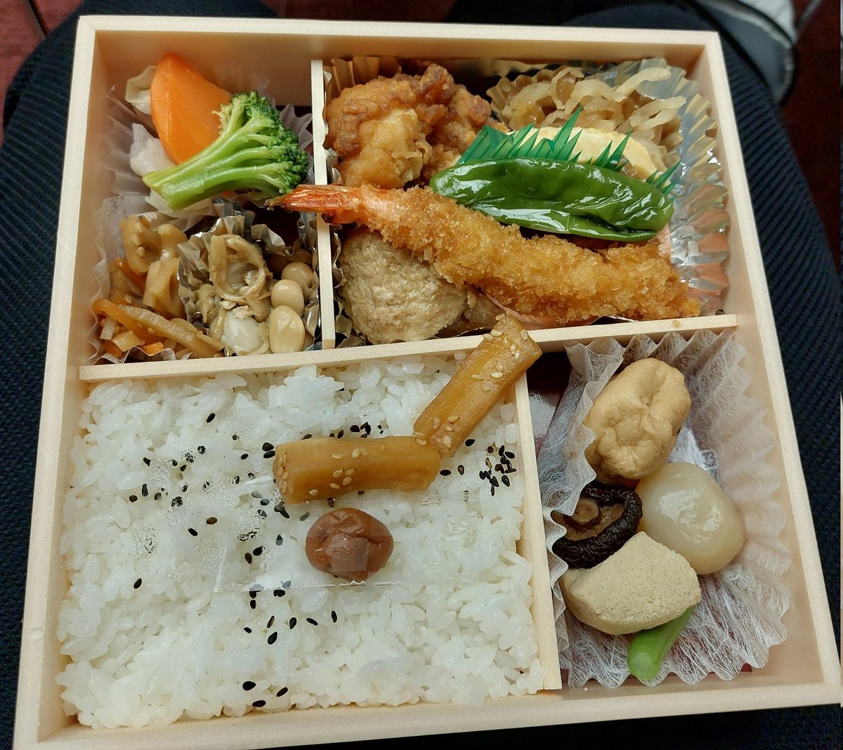 Elämä on kuin... suklaarasiaa enemmän kuin japanilainen bento-boksi; usein yllättävä, rikas vivahteista eikä vain makea :). Lämpötila tipahtanut Tokiossa +34:sta alle +30:een, outo vilun tunne.