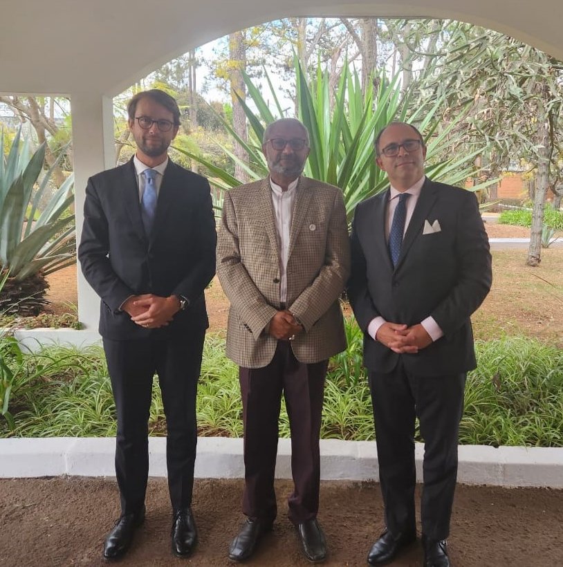 France à Madagascar 🇫🇷 🇪🇺 (@ambafrmada) on Twitter photo Rencontre avec M. Akbaraly, fondateur du #Centre Rassoul Akram qui permet à 350 jeunes d'accéder à un enseignement laïc et à des formations professionnelles. L'Ambassadeur s'est félicité du partenariat avec l'<a href="/AF_antananarivo/">Alliance Française d'Antananarivo</a> qui leur dispense des cours de français. Rencontre avec M. Akbaraly, fondateur du #Centre Rassoul Akram qui permet à 350 jeunes d'accéder à un enseignement laïc et à des formations professionnelles. L'Ambassadeur s'est félicité du partenariat avec l'<a href="/AF_antananarivo/">Alliance Française d'Antananarivo</a> qui leur dispense des cours de français.