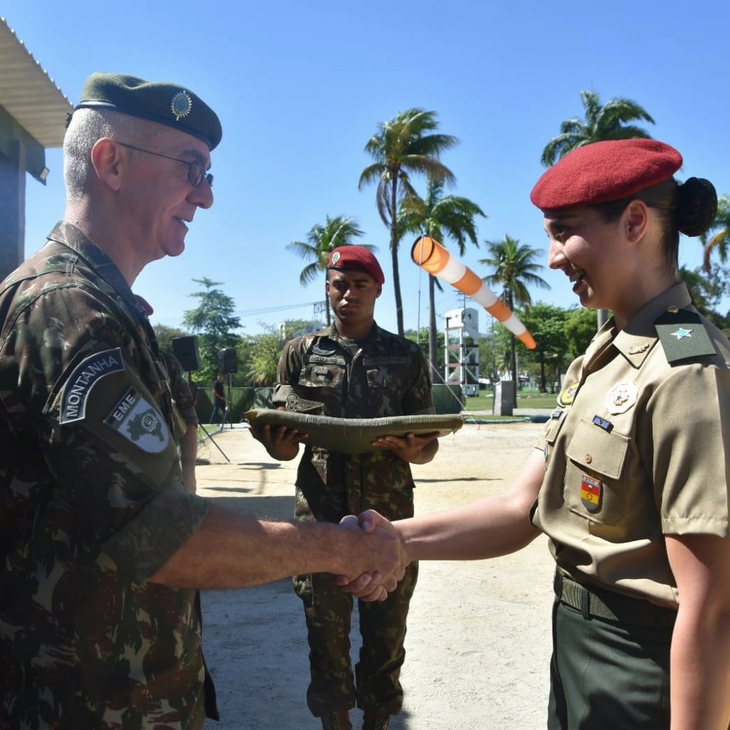 cmlexercito's tweet photo. 🔰 Primeiras Oficiais formadas na Academia Militar das Agulhas Negras (AMAN) concluem o Curso de Dobragem, Manutenção de Pára-quedas e Suprimento pelo Ar (DOMPSA).  @exercitooficial https://t.co/g7yrol4upE