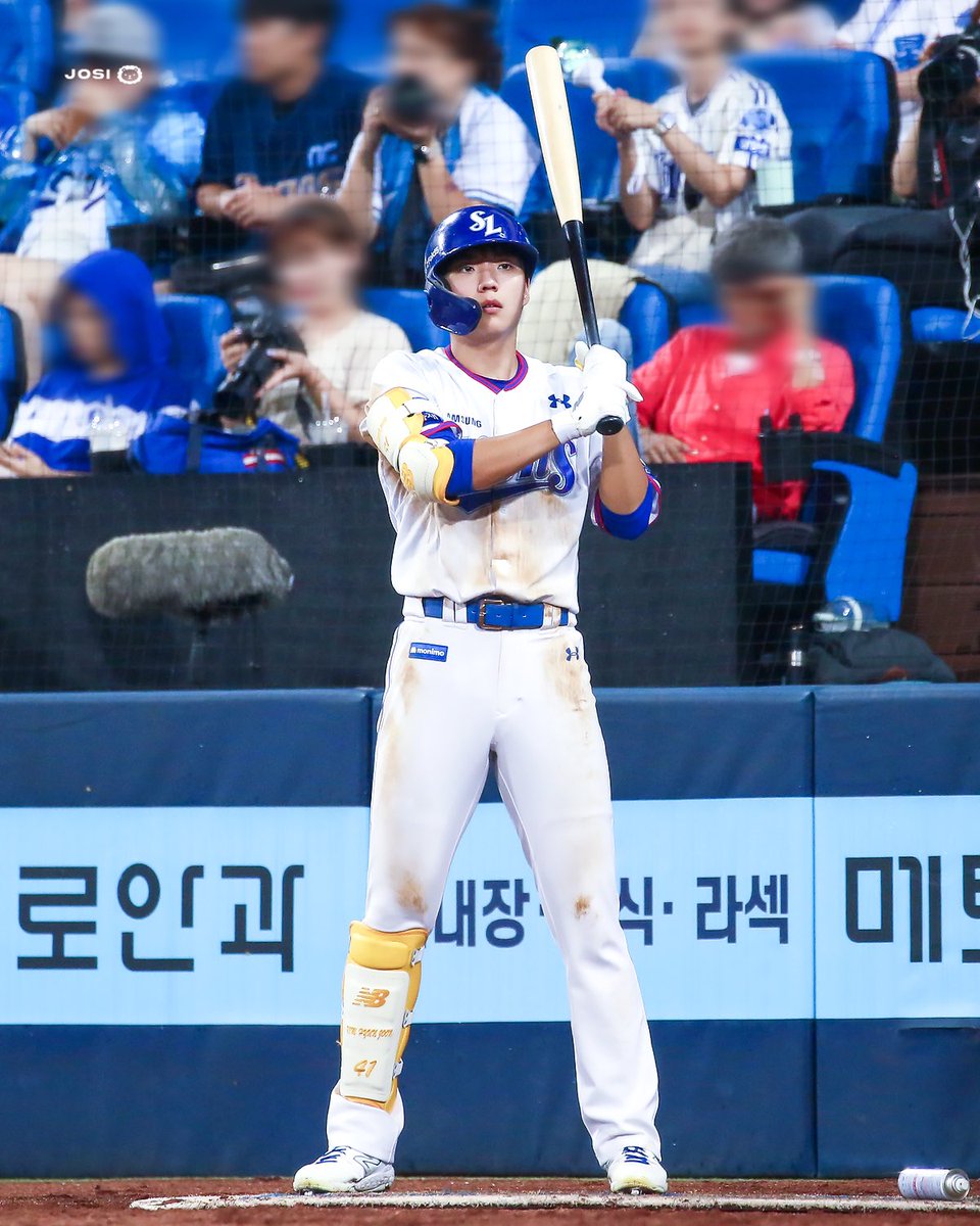 정해지지 않은 일들로 너를 흔들던 것들 때문에 힘들 수도 있겠지만 분명 이걸로 더 성장하고 단단한 사람이 될 거야. 이건 결과가 아니라 과정일 뿐이라는 걸 잊지 말기! 누가 뭐래도 나한테 최고의 중견수는 김현준이야💙💙