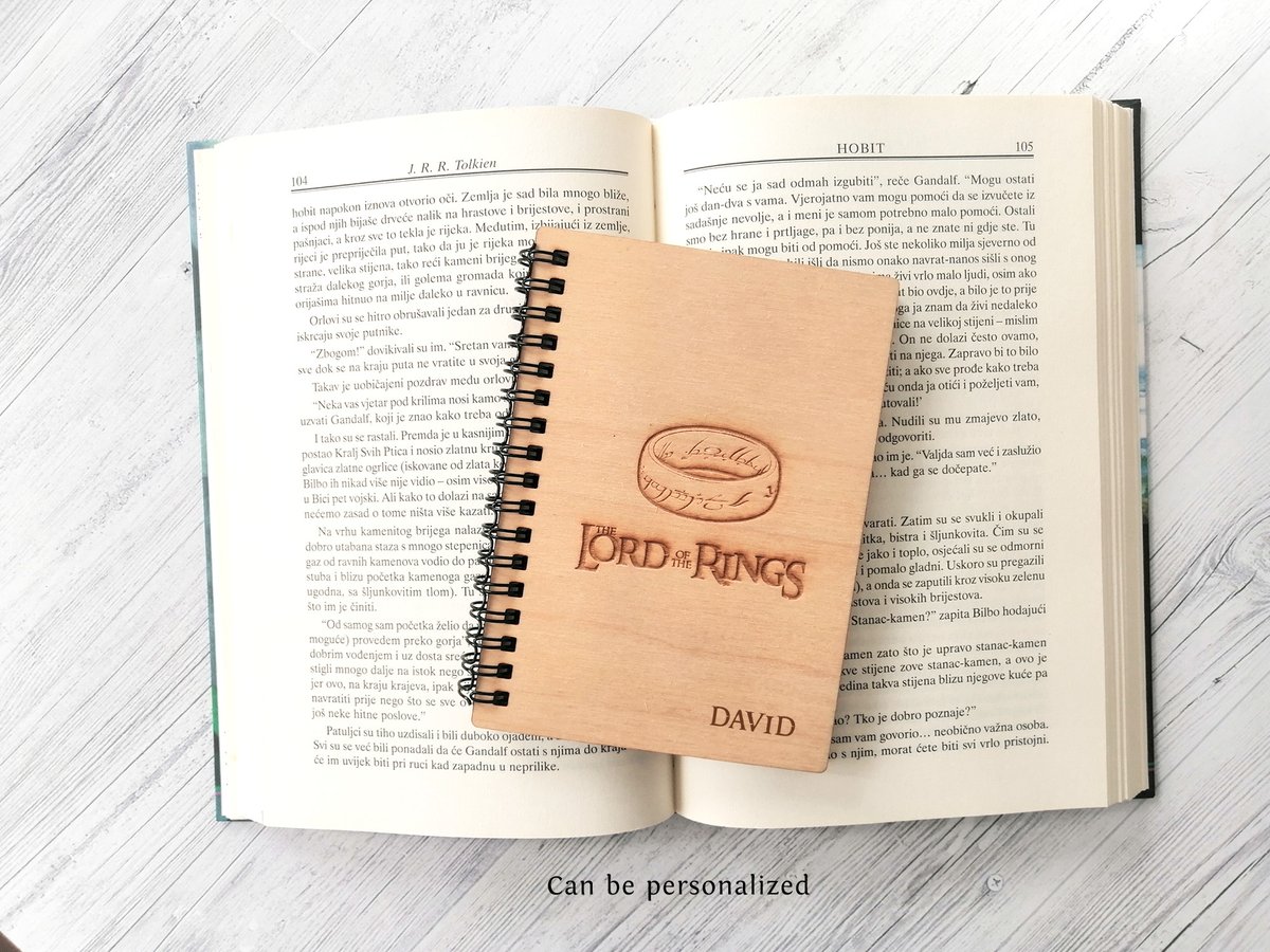 etsy.me/3QlaHhy Izvor: <a href="/Etsy/">Etsy</a> 
#WoodNotebook #LOTRnotebook
Scroll Maps Etsy Shop
mendasstudio.etsy.com
landofscrolls.etsy.com
#LandofScrolls #FantasyScrolls #bestfantasymaps #OldMaps #MapMonday #Scroll #BookMaps #fantasy #Fiction #maps #fantasymap #MendasStudio #Bookish