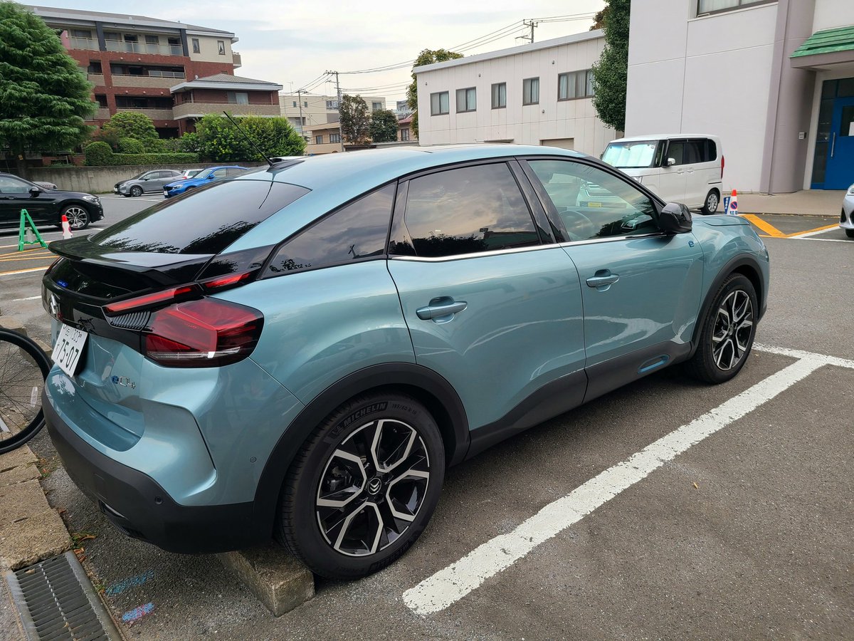 1番縁が遠いと思っていた電気自動車で今日も移動中。少しは地球に優しくなれているのかなあ汗
ちなみにスポーツモードで走りも優しさも豹変しますｗ
#シトロエン
#ec4