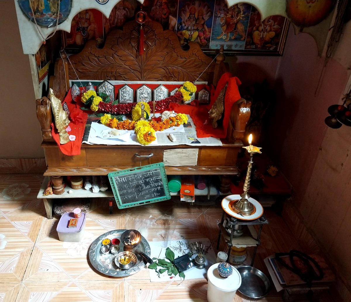 Ramriddhish's tweet photo. वक्रतुण्ड महाकाय सूर्यकोटि समप्रभ ।
निर्विघ्नं कुरु मे देव सर्वकार्येषु सर्वदा ॥🪔🌺🙏

॥ गणपति बाप्पा मोरया ॥🙏 https://t.co/aUN0c0aLFd