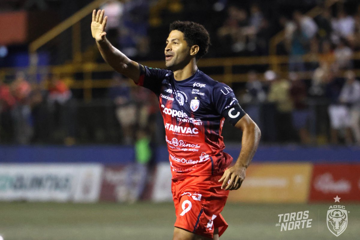 41 años, 5 meses y 25 días. El jugador más longevo en anotar en nuestro fútbol. Mi padre