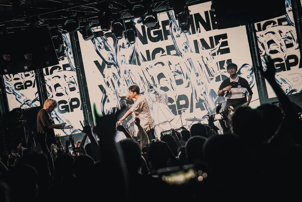 CutUp_Store's tweet image. Endless nights under blazing lights.
Rap collective Horseking-all members in custom made pieces by @CutUp_Store .
We’re not slowing down anytime soon-Stay tuned for the next stop🟥