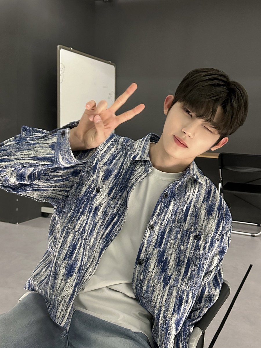 thewind_twt's tweet photo. [#최한빈] 오늘도 돌아온 한비니 입니다!!
흑발 사진�� 조금 남겨보고 싶어서 사진 찍어봤어요!! 잘 나왔죠!!ㅎㅎ https://t.co/BH0Qumgj2V