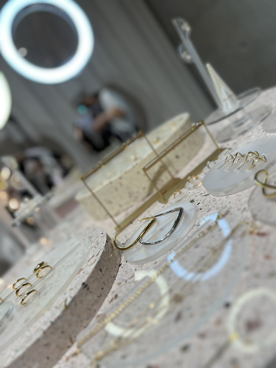 ateliereclat's tweet photo. 斬新で面白かった

#匿名宝飾展
#ヨンドシー https://t.co/JwWS2KM2dP