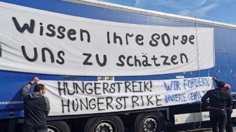 🔥 Avrupa'da direnişteki TIR şoförleri açlık grevine başladı: Ispartalı şoförden konsolosluğa tepki: Almanya'nın Hessen bölgesindeki Gräfenhausen'de dokuz haftadır ödenmeyen maaşları için direnen Doğu Avrupa, Orta ve Uzak Asya kökenli ​​TIR şoförlerinden… haber.sol.org.tr/haber/avrupada…