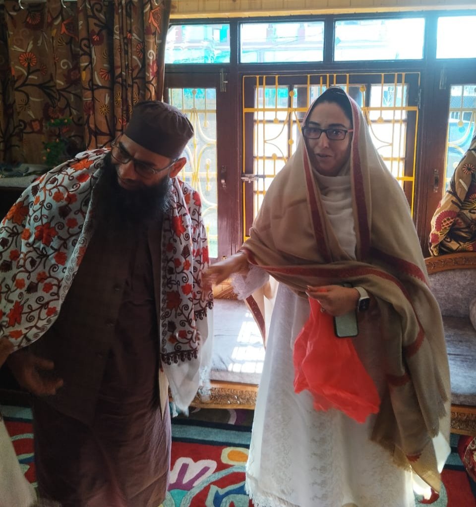 KashmirUpdate1's tweet photo. Visited the residence of Islamic Scholar &amp; eminent preacher MaulanaMushtaqAhmadVeeri Sahib and congratulated him personally. Our religious scholars are very precious for the society. Wished him good luck. I am overwhelmed by his affection and prayers for me: Dr Darakhshan Andrabi https://t.co/VqdhSDldwO
