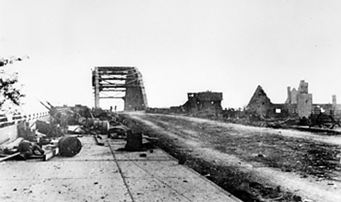 VoicesofWW2's tweet photo. #OTD The vital bridge at #Arnhem, the Netherlands after the #British #paratroops had been driven back, 17-25 Sep 1944
#onthisday #ww2 #wwii #worldwar2 #marketgarden https://t.co/oboso4M97m