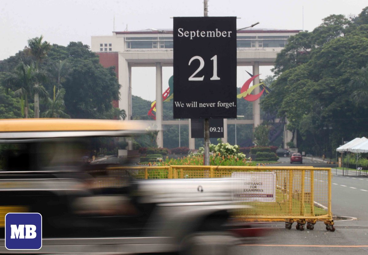 manilabulletin's tweet photo. LOOK: Black tarpaulins are seen at University Avenue in UP Diliman on Thursday, Sept. 21, symbolizing the observance of the 51st anniversary of the declaration of Martial Law. 

Both faculty and students join in commemorating the UP community who stood up against Martial Law during the era of the former dictator Ferdinand E. Marcos.

📸: MARK BALMORES | MB