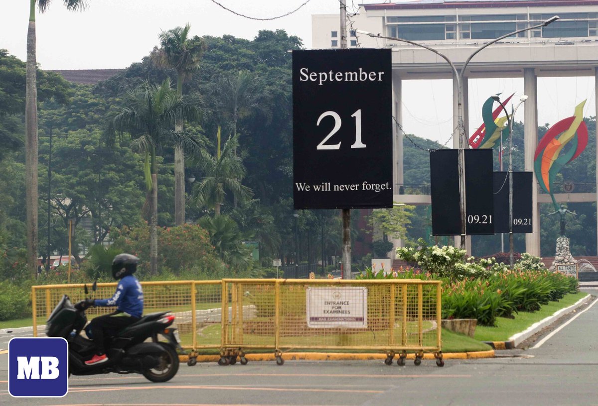 manilabulletin's tweet photo. LOOK: Black tarpaulins are seen at University Avenue in UP Diliman on Thursday, Sept. 21, symbolizing the observance of the 51st anniversary of the declaration of Martial Law. 

Both faculty and students join in commemorating the UP community who stood up against Martial Law during the era of the former dictator Ferdinand E. Marcos.

📸: MARK BALMORES | MB
