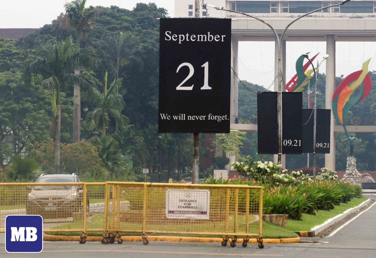 manilabulletin's tweet photo. LOOK: Black tarpaulins are seen at University Avenue in UP Diliman on Thursday, Sept. 21, symbolizing the observance of the 51st anniversary of the declaration of Martial Law. 

Both faculty and students join in commemorating the UP community who stood up against Martial Law during the era of the former dictator Ferdinand E. Marcos.

📸: MARK BALMORES | MB