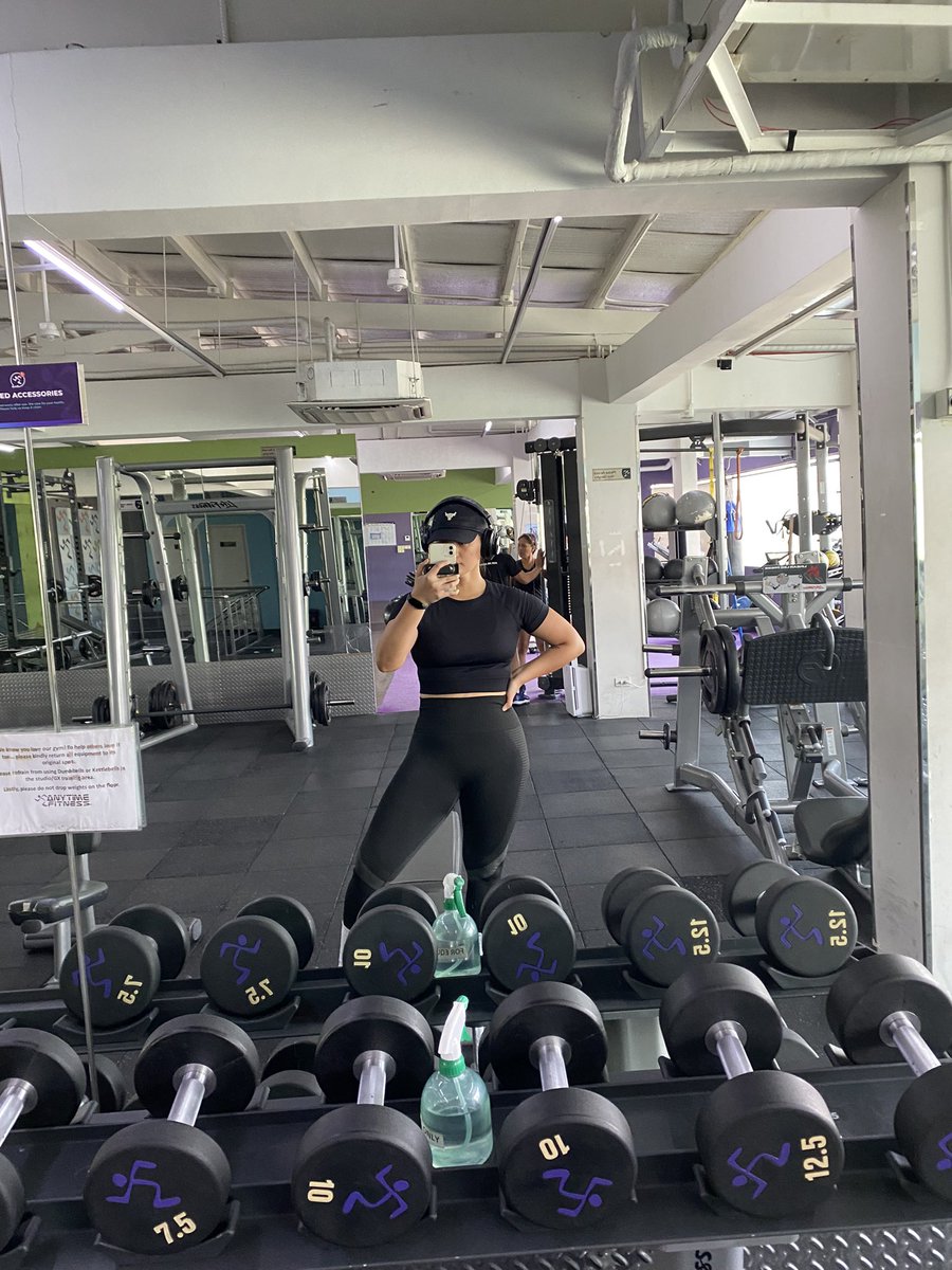 patmaranan's tweet photo. Bought this top Dec 2022 but never wore it because I thought I was too fat to wear it.

Wore it today, and thank goodness I have this in 4 colors. https://t.co/7jYhmiXTny
