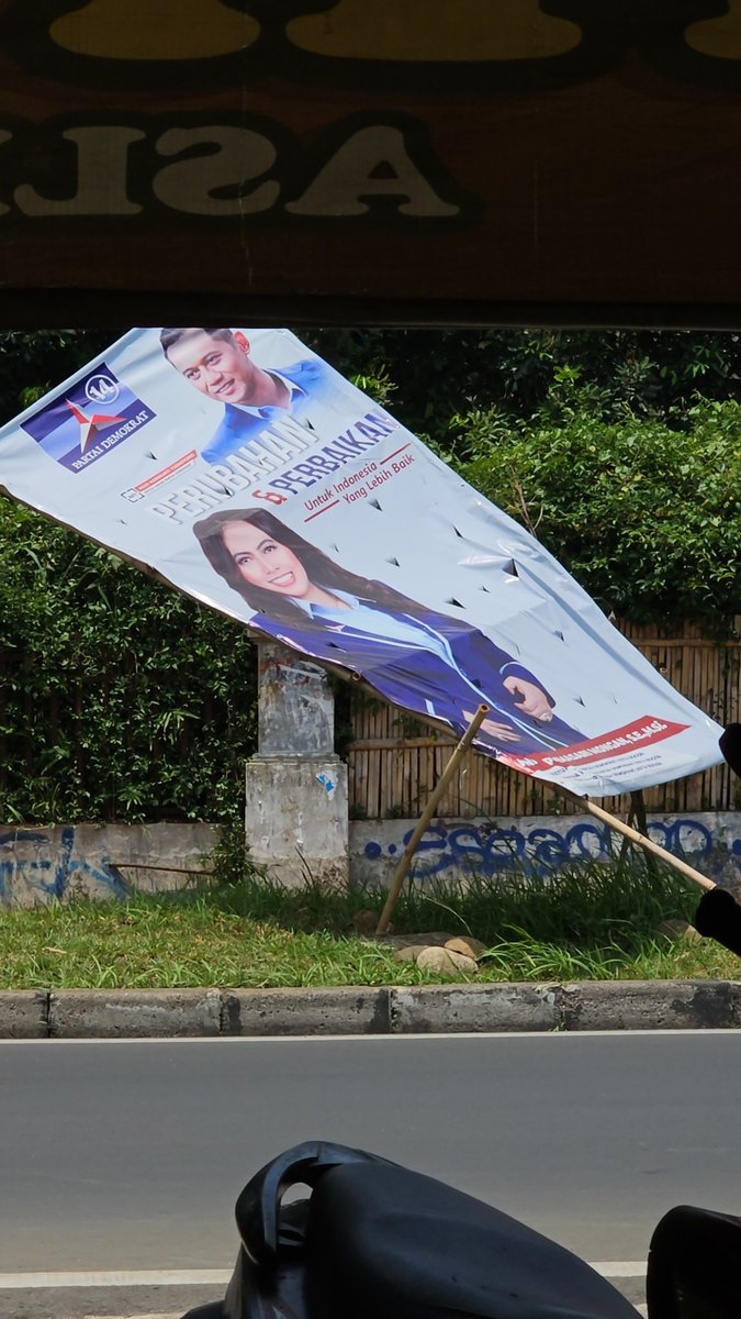 Dear <a href="/PDemokrat/">Partai Demokrat</a>, tolong dong. Takut ada yang nyenggol dan celaka karena bambunya.

Lokasinya di Jl. Pemuda, Bogor, sebelum GOR Pajajaran.