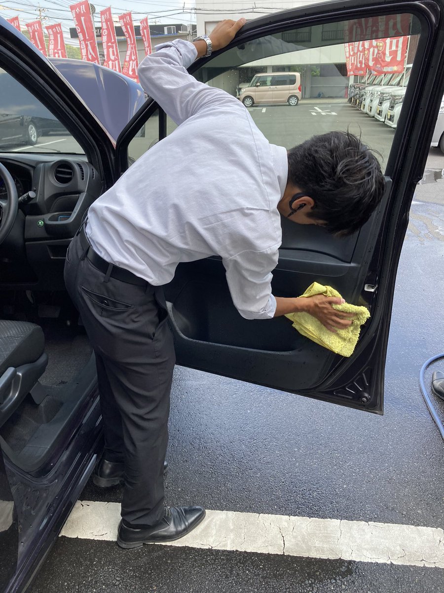 futabasharyo's tweet photo. 突然ですが営業の仕事といえば
お客様の接客というイメージが強いですよね？

当社ではお客様から仕入れたお車をピカピカにして商品化する作業も営業部が担っています✨

車屋の仕事と一言で言っても
各社員が仕事を全うすることで会社は成り立っています💪

一緒に働いてくれる仲間を募集中です😊 https://t.co/MKoInHJe8K