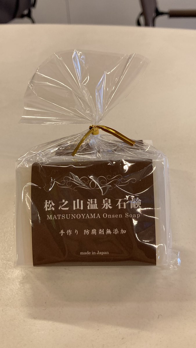 visitor_ma's tweet photo. 【棚美ちゃんご愛用せっけん🫧】

念願の‼️温むす1コマ劇場348に載りました✨

里山ビジターセンターでは棚美ちゃんPOPで商品をご紹介✨💕
松之山温泉源泉入りせっけん(泡立てネット付)1320円(税込)

スベスベつるつるのお肌になりましょう🧼
#温泉むすめ 
#松之山温泉
#松之山棚美 https://t.co/YujEI93Qdj