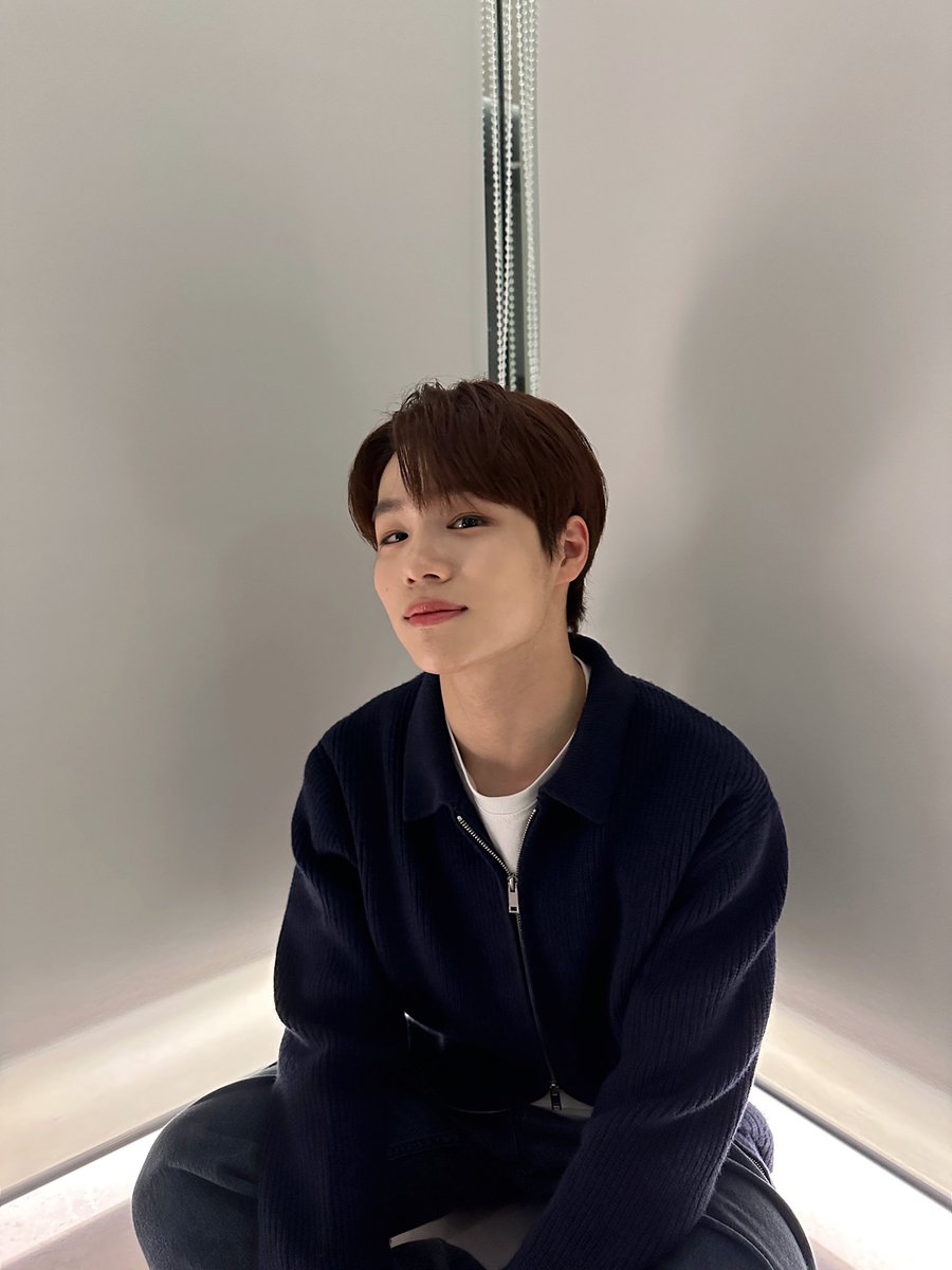 thewind_twt's tweet photo. [#김희수] 가을 냄새가 슬슬 올라오길래 니트 꺼내 입었어요!🍂 https://t.co/lTY3IWriXp