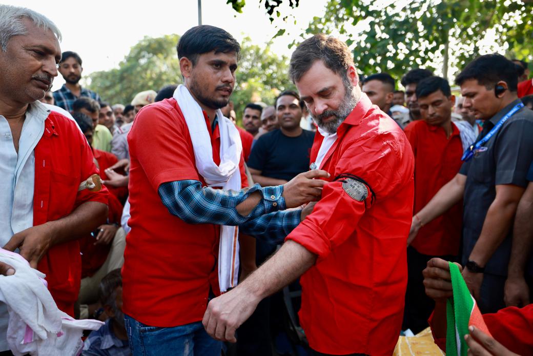 INCIndia's tweet photo. कुली भाइयों के बीच जननायक https://t.co/nor4tSyoR8