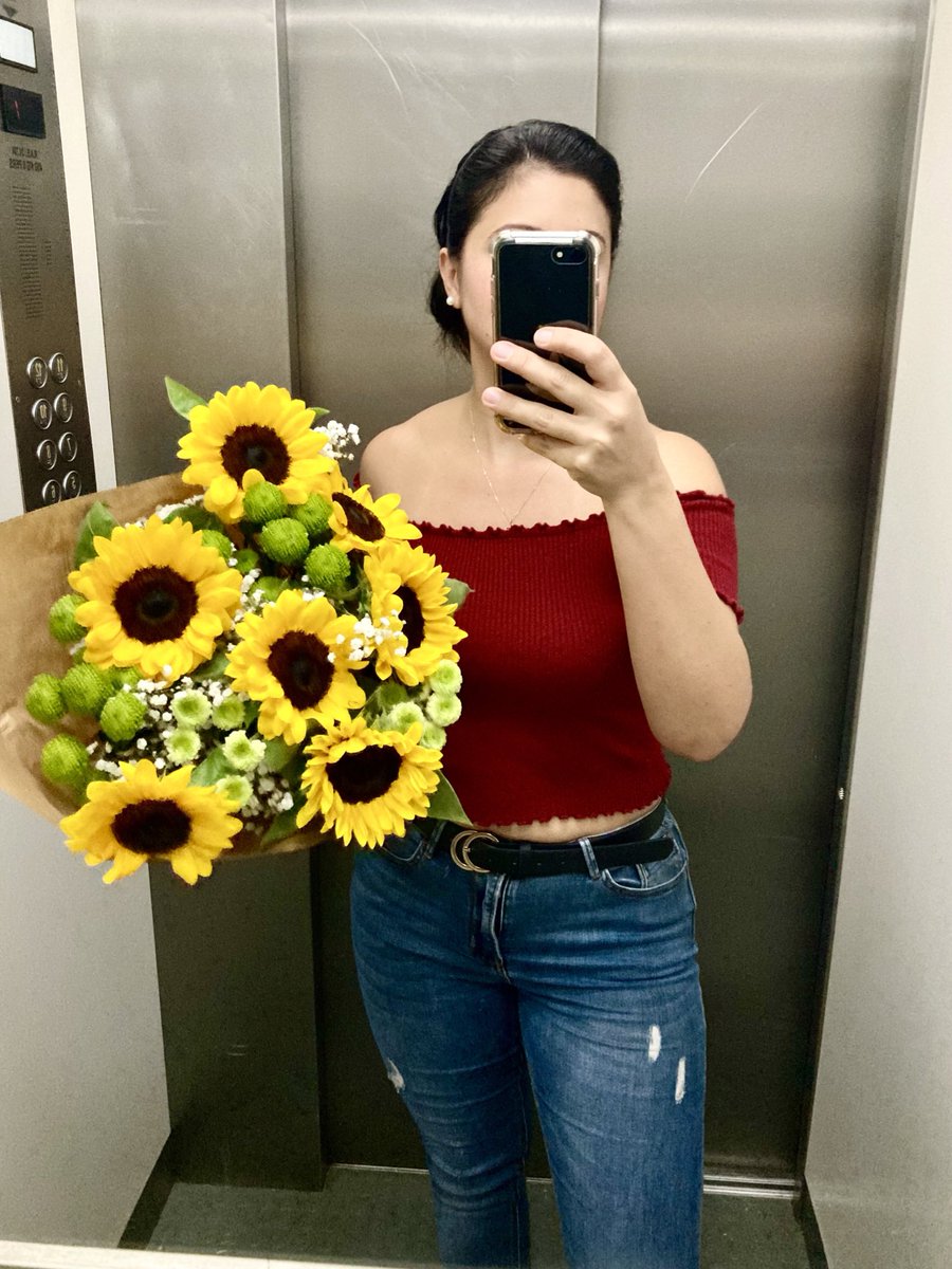 ritasemora's tweet photo. Aprende del girasol que siempre se vuelve hacia el sol…aún con el cielo cubierto de nubes 🌻✨#buenosdias https://t.co/fy3aNJPPDH