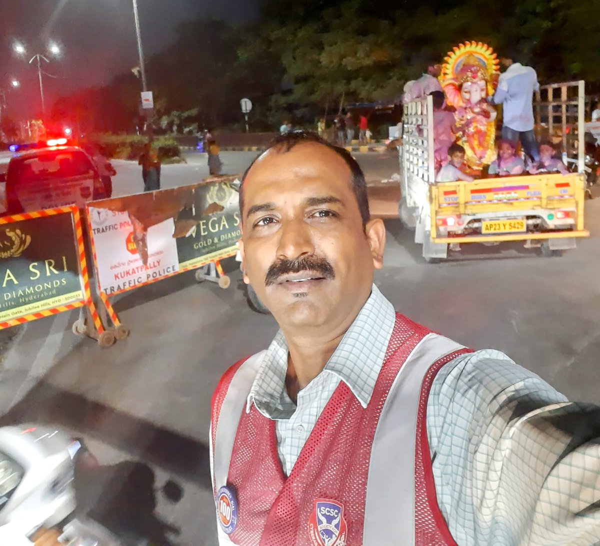 amksocialwork's tweet image. As a #SCSC volunteer its always a gr8 &amp;amp; proud feeling to support our @CYBTRAFFIC @cyberabadpolice team in manning #Traffic,diversions&amp;amp;crowd as part of the huge #Ganesh Immersion team to ensure things move Smoothly &amp;amp; Safely! #Kukatpally #Alwal #Lake @HiHyderabad 
🙏🏽🙏🏽 #Hyderabad