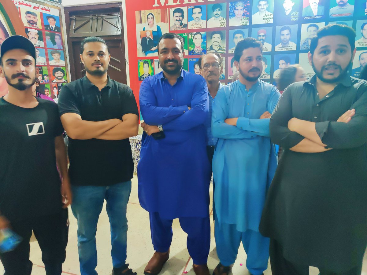 salmanpanja93's tweet photo. شہید میر مرتضی بھٹو صاحب کی 27ویں برسی کے موقع پر پیپلز سیکرٹریٹ میں فاتحہ خوانی کا اہتمام کیا گیا۔ 
اس موقع پر چنسٹر  گوٹ کے چیئرمین فرحان غنی  کے ساتھ لی گئی تصاویر https://t.co/2h6CZcHuHu