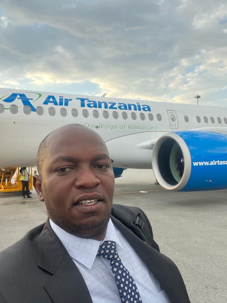 PMadeleka's tweet photo. Muda huu natoka MWANZA kuelekea DAR ES SALAAM ambapo leo tarehe 21 Septemba 2023 Mahakama ya Korona Kinondoni itatoa UAMUZI kuhusu sababu za KIFO cha STELLA MOSES. Je, ALIJINYONGA au ALIULIWA NA POLISI? Tusubiri kidogo tu. https://t.co/2qiEyshDSB