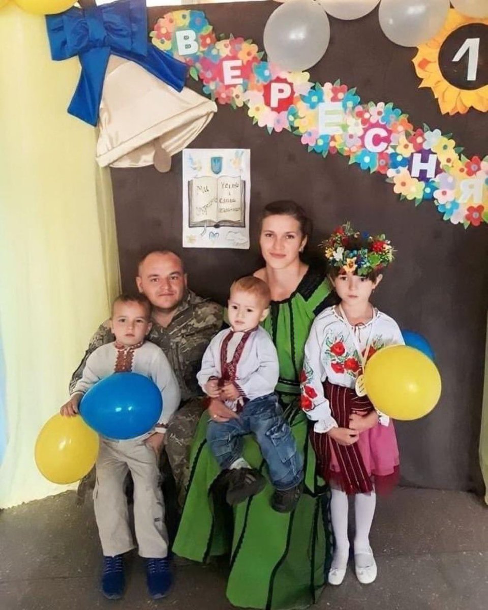 Petro Burban ha estado en el frente, como voluntario, desde el principio de la guerra. Ahora había vuelto a casa y encontrado un empleo en un almacén de ayuda humanitaria. 
Ha fallecido en su primer día de trabajo víctima de un dron ruso. Tenía tres hijos. 
Fuente: alcaldía de