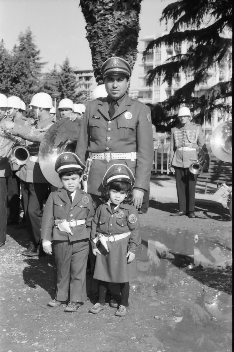 Minik meslektaşlarımız ve Polis Bandomuz...

🗓️1974

📍Adana

#tbt
#tarihtepolis