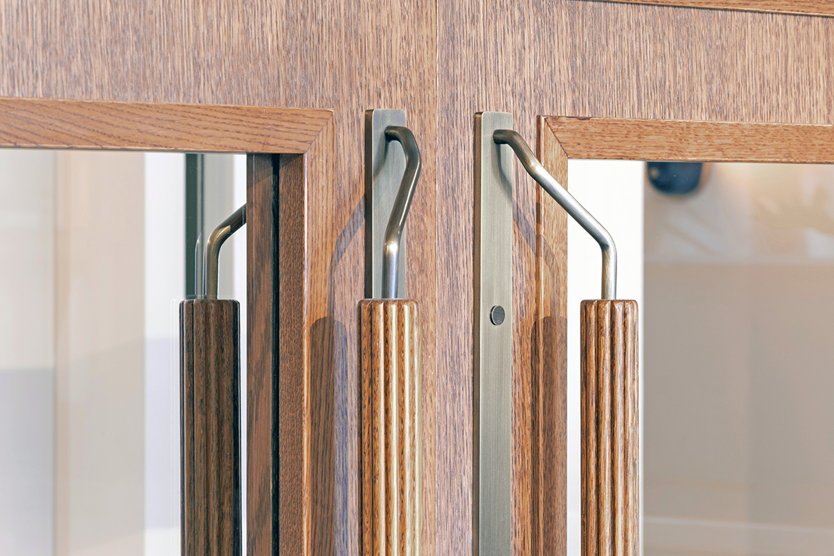 Check out these bespoke straight-grain European oak veneered glazed doors featuring a stained and wire-brushed lacquered finish. These doors were supplied recently to 1 Warwick in London. Find out more about this stunning project. ow.ly/HYau50PM8cx