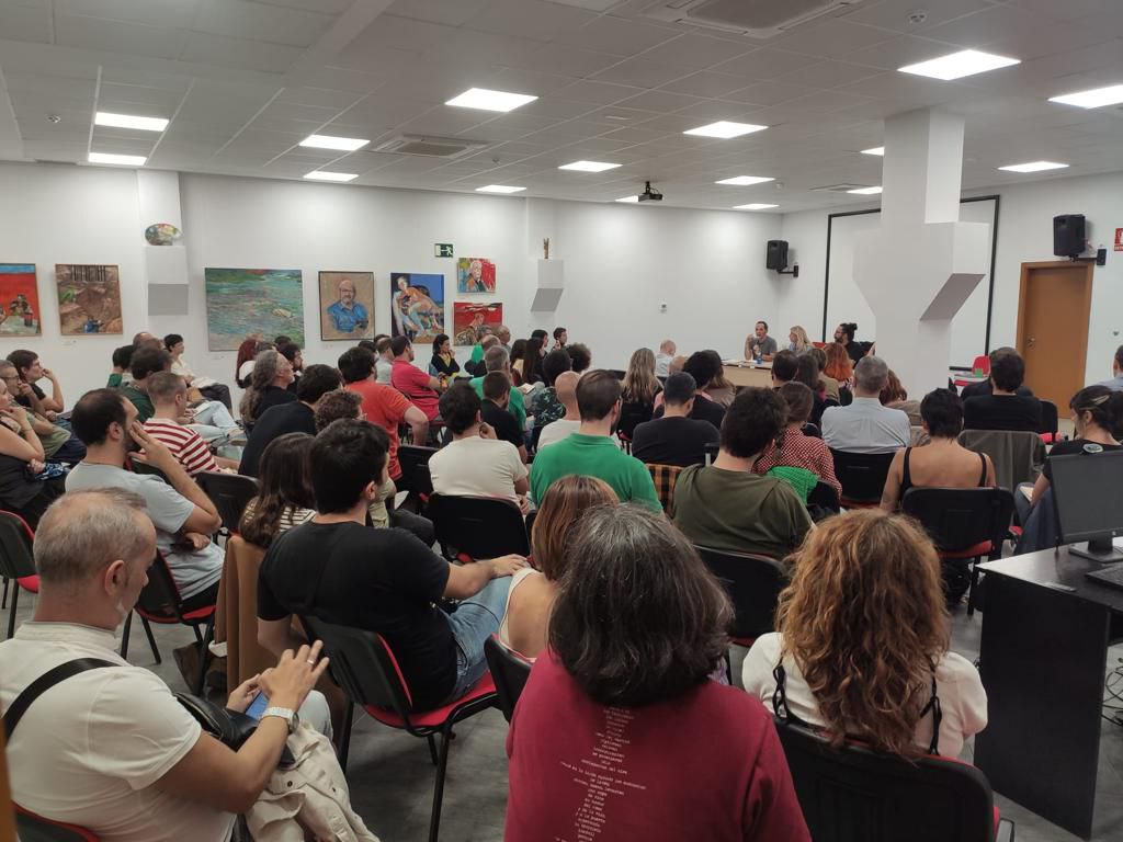 Enseñanza Pública |
Continúa la lucha del profesorado de la CAM, con el objetivo de extender al personal no docente y toda la comunidad educativa en uno otoño que asoma combativo. La asamblea de ayer calentando motores ✊🏽💚
#DocentesEnAcción
#DefendiendoLaPublica