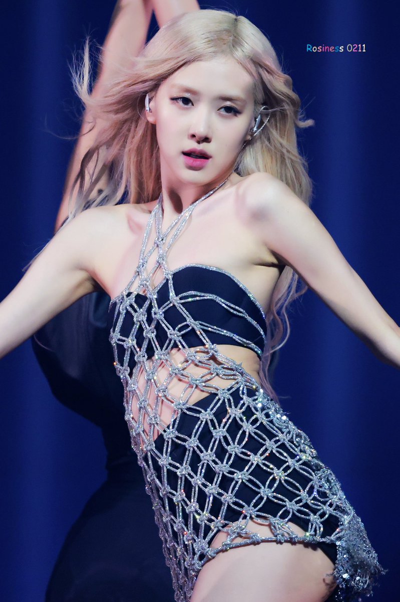 Rosiness_of0211's tweet photo. 230917🤍BORN PINK SEOUL

🪽 https://t.co/e1xpfKnYEv
🪽 https://t.co/uLcJr1Tt2p
🪽 https://t.co/zK1bVdD8SV

ROSÉ AT BORN PINK FINALE
#블랙핑크 #로제 #ROSÉ #BLACKPINK https://t.co/zV5Qjdw1JD
