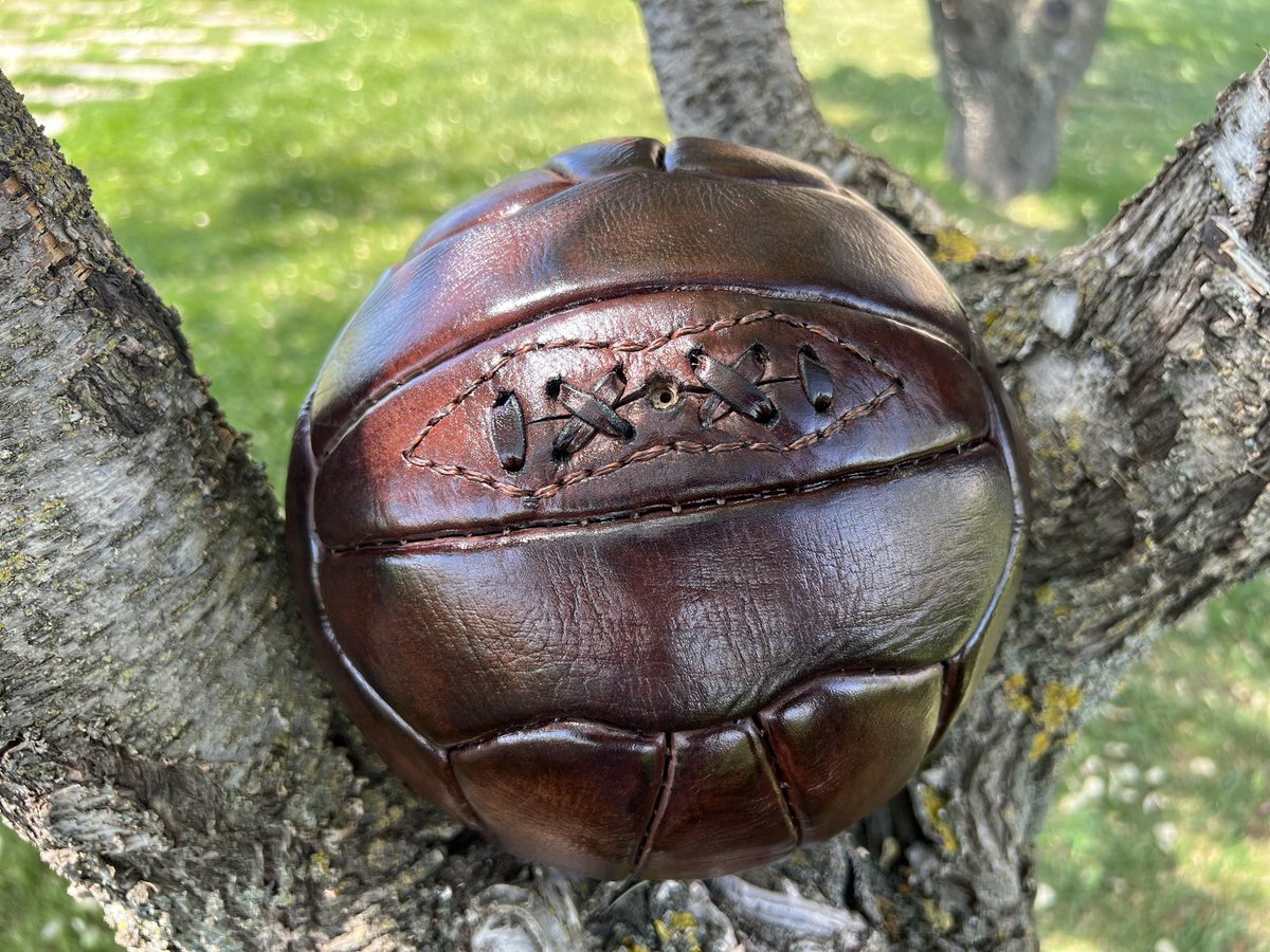 RetroVintage32's tweet photo. Balones únicos, llenos de historia y elaborados completamente a mano en un proceso artesanal de más de 24 horas e, incluso, llegando a las 48h.

Cada balón es único, hecho a mano y con piel auténtica por un maestro artesano de segunda generación. 

https://t.co/OWjFkXIcZH https://t.co/8W7wzq368I