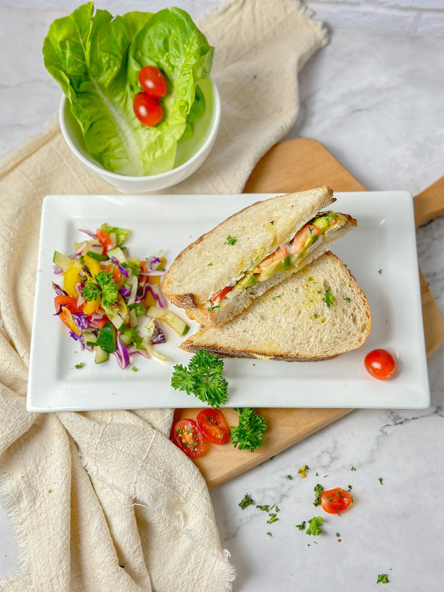 tedboybakery's tweet image. I’m not saying that I’m a sandwich expert, but I know a good one when I see it. 🥪
Let’s end the day with wholesome goodness of Chicken Avocado Sandwich!🐔🥑🥯

#tedboy #avocado #chicken #sandwich #sourdough