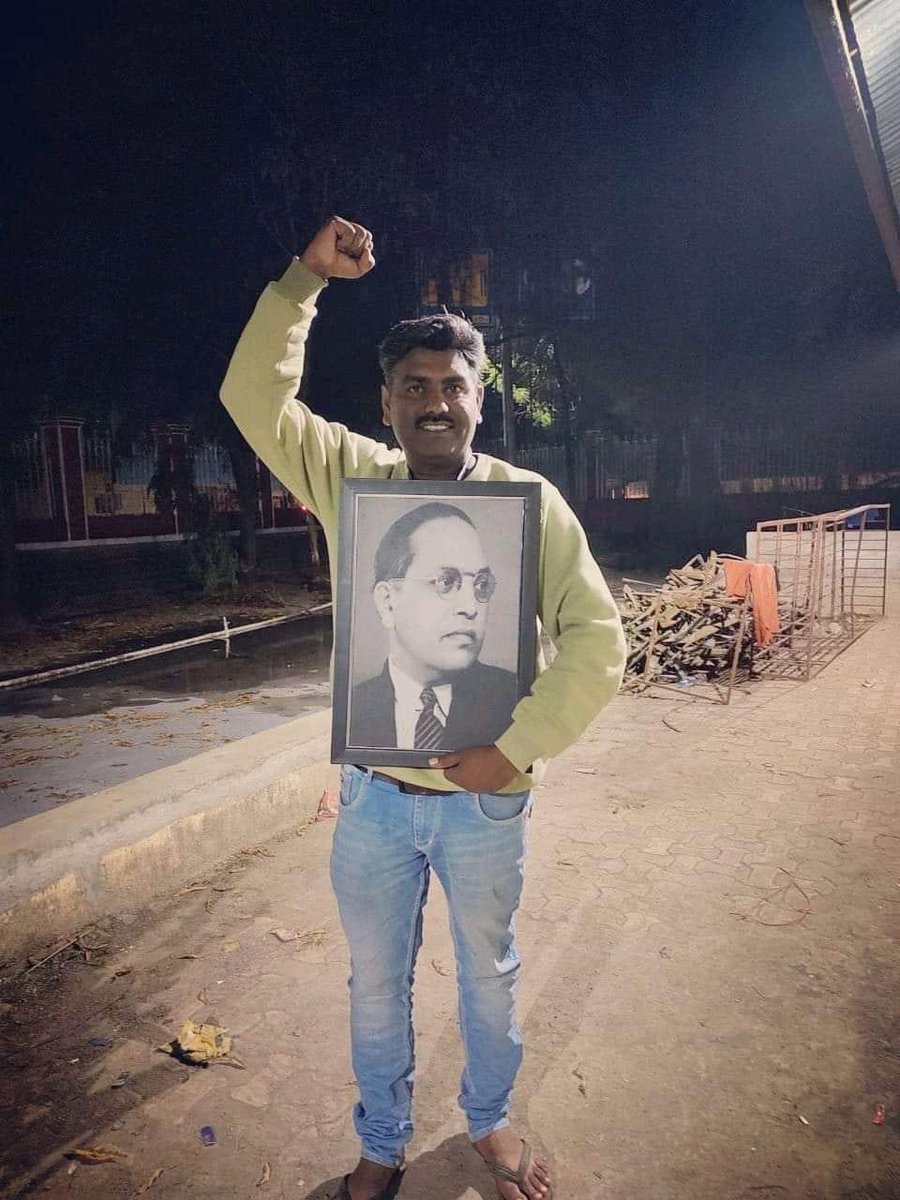 RahulPradhan84's tweet photo. अमोल खरातच्या उपचारासाठी “क्राऊड फंडींग” बाबत आज मी पोस्ट करणार होतो. पण, तो आज आपल्यातून निघून गेला. कालच माझी गुणरत्न सोनवणे सोबत यावर चर्चा झाली होती. अमोलला “न्युरो ॲटोयुमून” हा मेंदूचा अतिदुर्मिळ आजार झाला होता. काल पर्यंत तो आपल्यातून जाईल, असे वाटत नव्हते. तरी परंतू आज सकाळपासून त्याचे आॅक्सीजन लेवल खूप कमी होऊन त्याची तब्येत बिघडली आणि त्यातच त्याने जगाचा निरोप घेतला.

अमोलला या आजाराची माहिती मिळेपर्यत तो ग्राऊंडवरती लढत होता. विद्यार्थ्यांच्या सरसकट फलोशिपसाठी तो हिरीरिने लढला. चळवळीतील कार्यकर्ता जपला पाहिजे, तो जगला पाहिजे, यासाठी आमच्याकडे काहीही प्लान नाही. ही खूप मोठी शोकांतिका आहे. अमोल sorry मित्रा… 

प्रिय मित्रा अखेरचा जय भीम!