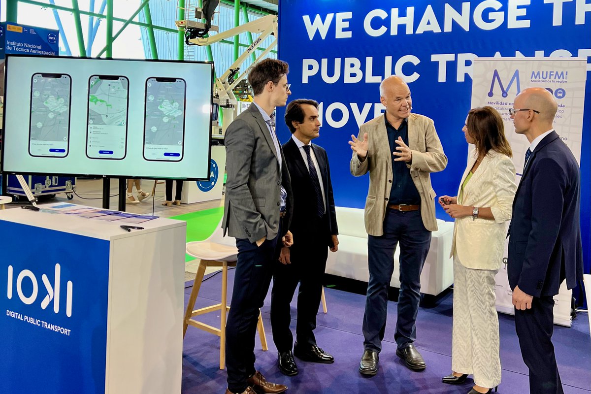 rainerup's tweet photo. Conversando con la consejera @Rocio_DiazJ de @FomentoAND en nuestro stand con @ioki de #GreencitiesMLG  sobre nuestra visión estratégica del transporte público integral y digitalizado y la movilidad rural en #Andalucía. https://t.co/MLagYn39wQ