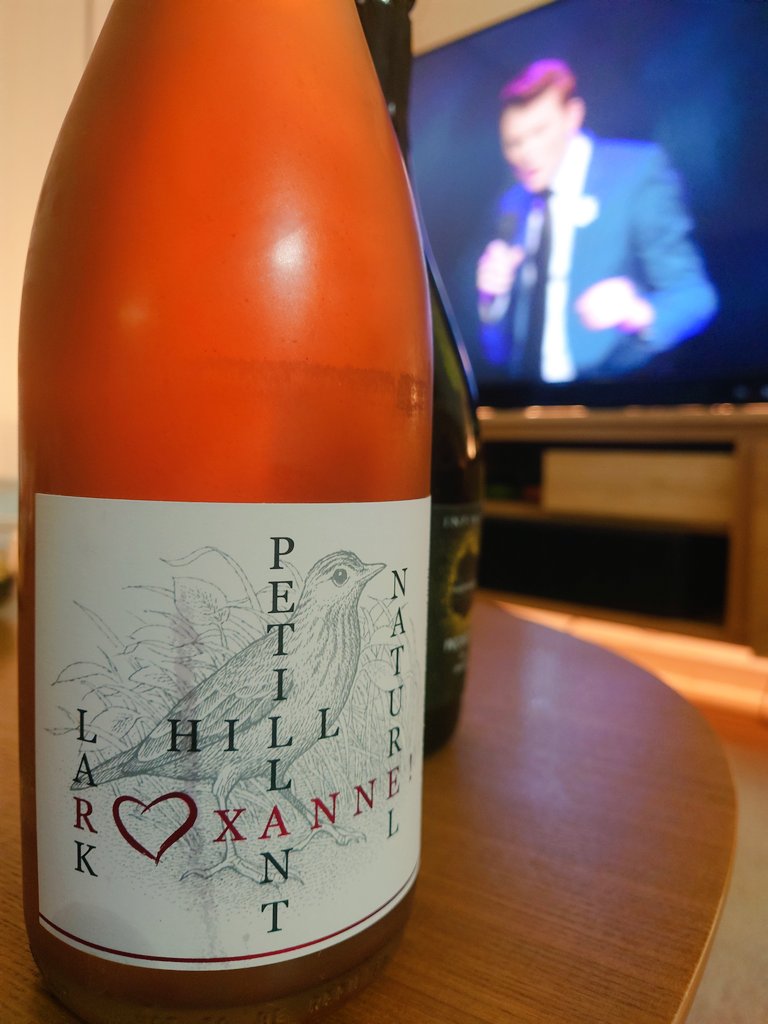 kayls_eth's tweet photo. 面白いワインを見つけました!
スパークリングロゼに使われる多くのグレープはピノ・ノワールですが、このピンクのはGrenachブレンド✨ ドライで渋みはまりますがそれがまたよい🥂 ͛🍇
#wine #Grenach #sparkling #rose #aussie https://t.co/pOm8BfLp19
