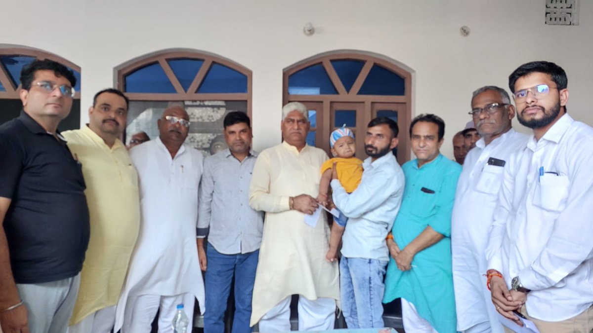 JaswantSainiBJP's tweet photo. SMA Type - 1 नामक बीमारी से पीड़ित बच्चे भूदेव शर्मा के आवास ग्राम खजुरवाला पहुंचकर परिवार जनों से भेंट कर भूदेव शर्मा की बीमारी के विषय मे विस्तृत रूप से जानकारी की साथ ही अपनी एक माह की सैलरी का चैक भूदेव शर्मा को लगने वाले Zolgensma Injection जिसकी कीमत 17.50 करोड़ रुपए है के लिए सहयोग के रूप में दिया ।
लक्ष्य बड़ा है, लेकिन नामुमकिन नही है ,
इसलिए आप सभी से भी आग्रह करना चाहता हूँ, की आप भी अपने सामर्थ्य अनुसार आर्थिक सहयोग करें ताकि भूदेव शर्मा को स्वस्थ जीवन मिल सके ।
इस दौरान मंडल अध्यक्ष भाजपा श्री पवन त्यागी , श्री मान सिंह सैनी , श्री रिशु भारद्वाज उपस्थित रहे ।
@narendramodi @AmitShah @JPNadda @myogiadityanath @myogioffice @BJP4India
@BJP4UP @PMOIndia
#Save_Bhudev #Helpbhudev 
#bhudevfightSma #bhudevsma