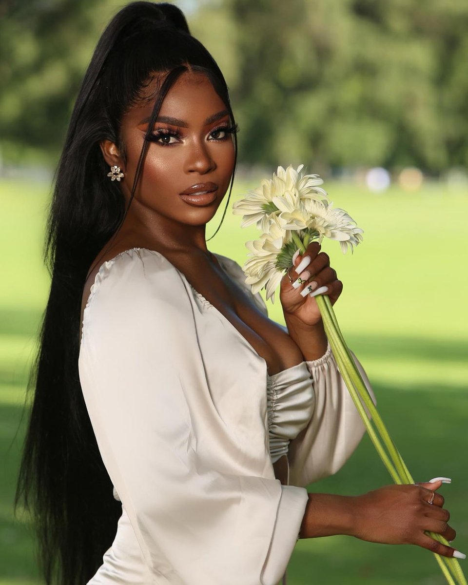 Straight and sleek, @shhhmariaaa is setting hairstyle #goals! 😍 #MayvennHair #MayvennMade #HairGoals #Sleek #Straight #Bundles #Wigs #HairExtensions #ClipIns