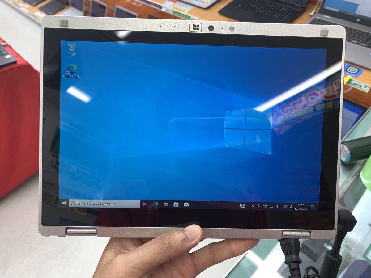 PCcomfullAKB4's tweet photo. 今週の秋葉原4店舗共通セール!
①【CF-RZ6RFRVS】
あの大人気マシン RZ6が激安で登場!手のひらサイズのコンパクトな10.6インチワイド🖐️
省電力仕様の第7世代i5ですが、ネットやOfficeの動作は問題なし!
画面シミや外装使用感ありのため、お安くご提供🤗
4店舗計50台!
#Panasonic #LetsNote #RZ6 https://t.co/aOK1FhgwCx
