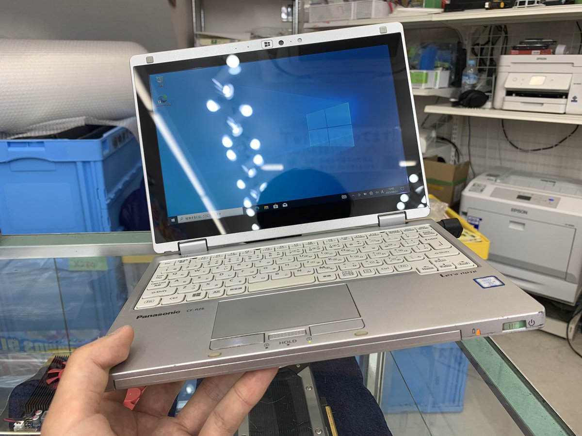 PCcomfullAKB4's tweet photo. 今週の秋葉原4店舗共通セール!
①【CF-RZ6RFRVS】
あの大人気マシン RZ6が激安で登場!手のひらサイズのコンパクトな10.6インチワイド🖐️
省電力仕様の第7世代i5ですが、ネットやOfficeの動作は問題なし!
画面シミや外装使用感ありのため、お安くご提供🤗
4店舗計50台!
#Panasonic #LetsNote #RZ6 https://t.co/aOK1FhgwCx