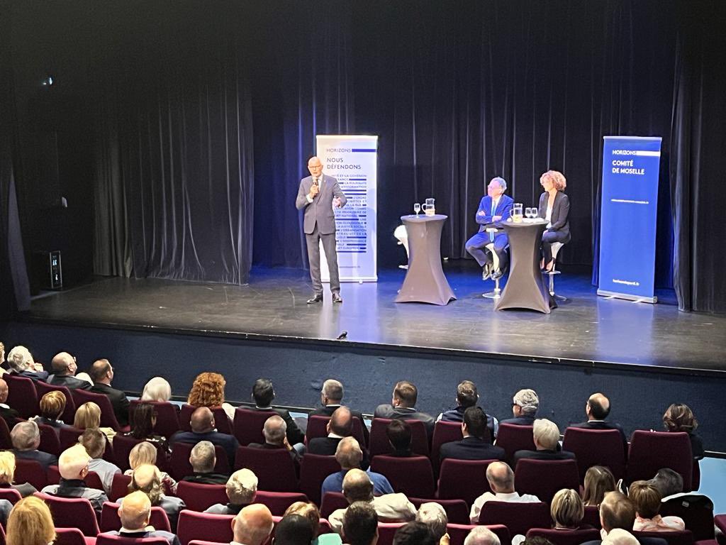 Avec_Edouard's tweet photo. 🔵 J-3 avant les sénatoriales ! ⏰
⚪ @EPhilippe_LH a participé à une réunion publique avec des grands électeurs et nos adhérents à Sarreguemines. Un moment privilégié où il a rappelé son soutien à @AnneBoucher57, candidate dans la Moselle, et à sa liste. https://t.co/LZlP68GyMs