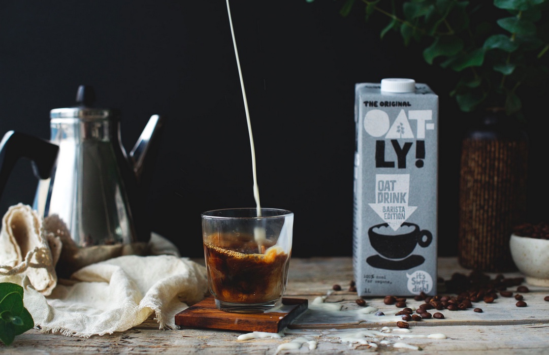 GreenCompWW's tweet photo. Did you know that cows 🐄 only give milk when they give birth to a calf,  which is often taken away from his mother? 🐮

Better for the environment and cruelty-free, choose #oatmilk! 🌾🥛 Check out @oatly for some delicious vegan options.

Picture: https://t.co/dmxFZ6PrEV 🌱 https://t.co/Okh7ToUode