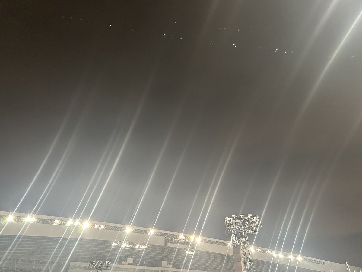 whirlpool1234's tweet photo. B'z 35周年LIVE @ヤンマースタジアム長居！
凄まじい雷雨で中断、ほぼ全員避難…
でも再開しそうな感じ…！ https://t.co/I2sNhBOUDg