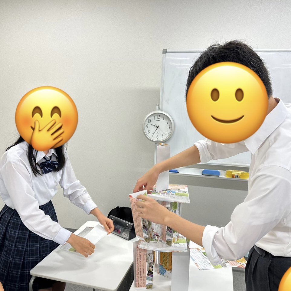 MachidaMinori's tweet photo. みなさん、こんにちは☺️

町トレの時間に2年生教室をふと見てみると、紙タワーを行なっていました🗼

今日の町トレでは、しっかりとグループワーク（話し合い・振り返り）を行ない、班のみんなで協力して紙タワーに挑戦していました👏 https://t.co/kwvMDr5oQ6