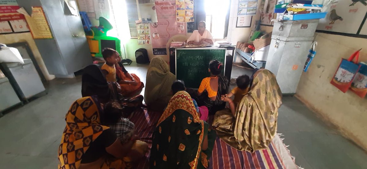 આજરોજ સિદ્ધપુર ઘટક ૧ માં મુખ્ય સેવિકા બહેન દ્વારા વાલીમિટિંગનું આયોજન કરી તેમને આંગણવાડીમાં અપાતા લાભો તેમજ પોષણમુલ્યો વિશે સમજ આપેલ.